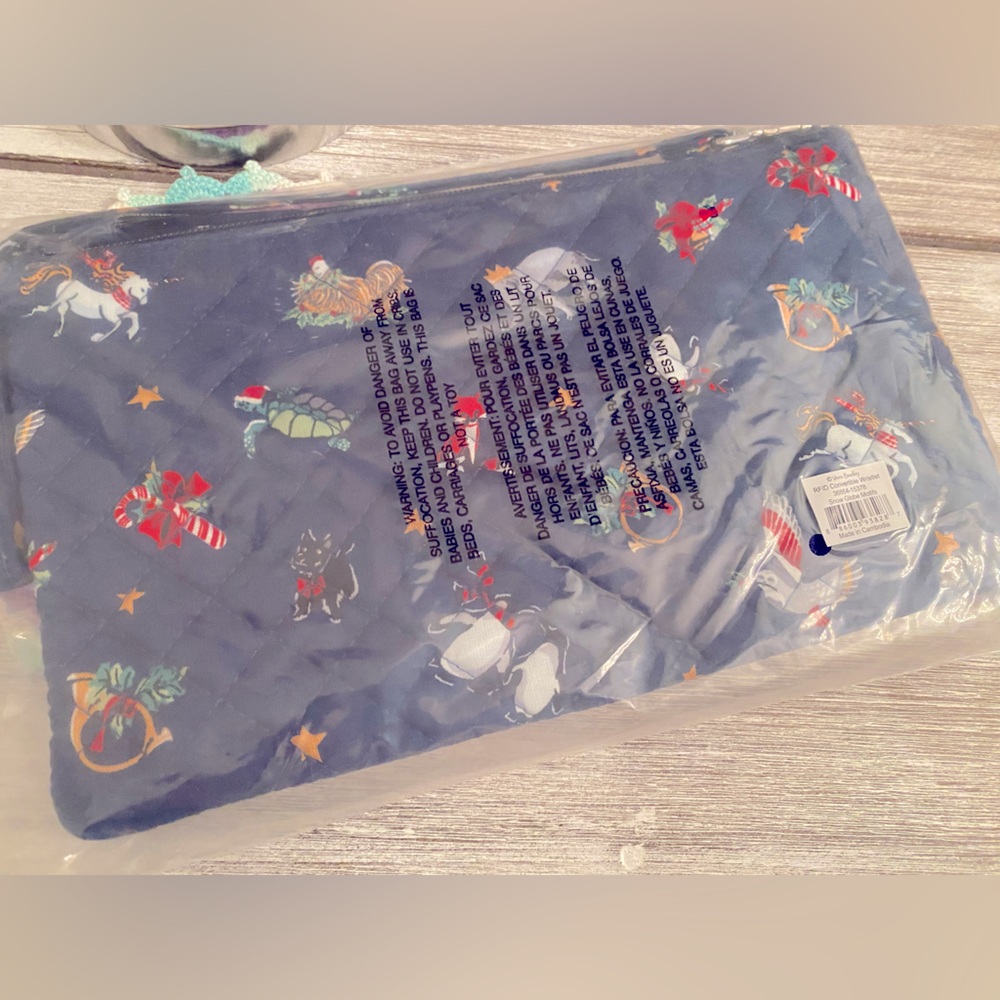 Vera Bradley RFID Convertible Wristlet ✨ Snow Globe Motifs - Picture 13 of 14